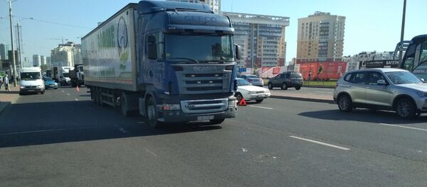 Фура, которая сбила мужчину на проспекте Дзержинского в Минске - Sputnik Беларусь