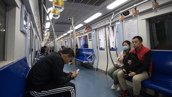 Пассажиры в вагоне пекинского метро - Sputnik Беларусь