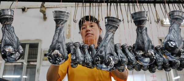 Изготовление сувенирных кубков к чемпионату мира по футболу на заводе в Дунгуане - Sputnik Беларусь