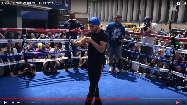 Видеофакт: украинский боксер устроил тренировку на улицах Нью-Йорка - Sputnik Беларусь