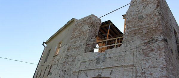 Чтобы демонтировать часть стены, строители пустили в ход перфораторы и лопаты Чтобы демонтировать часть стены, строители пустили в ход перфораторы и лопаты - Sputnik Беларусь