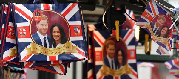 Сувенирная продукция с изображением принца Гарри и Меган Маркл - Sputnik Беларусь