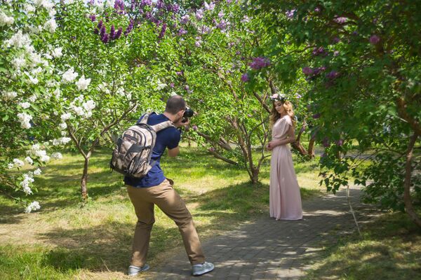 Цветущая сирень - прекрасные природные декорации для фотосессии - Sputnik Беларусь