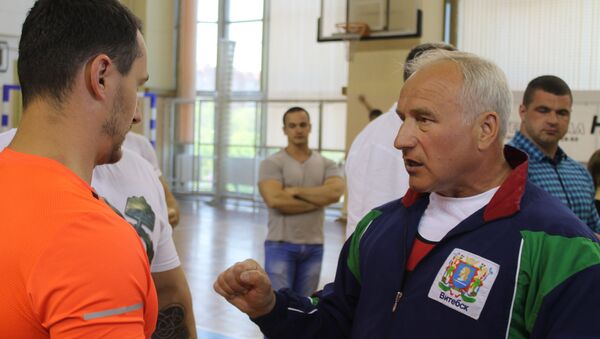 Николай Шерстнев советует сыну Владимиру Шерстневу, как правильно выполнять упражнение - Sputnik Беларусь