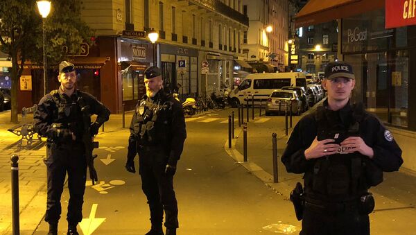 Сотрудники полиции на месте нападения на прохожих в Париже - Sputnik Беларусь