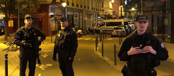 Сотрудники полиции на месте нападения на прохожих в Париже - Sputnik Беларусь