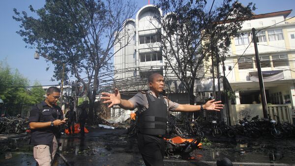 Правоохранители на месте взрыва в церкви в Индонезии - Sputnik Беларусь