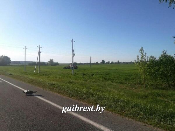 В результате ДТП погрузчик оказался на поле - Sputnik Беларусь