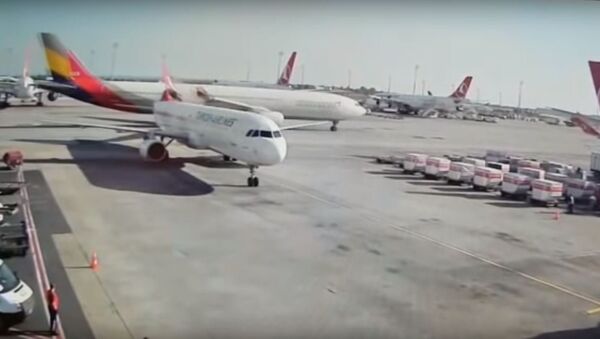 Два самолета столкнулись в аэропорту Стамбула - Sputnik Беларусь
