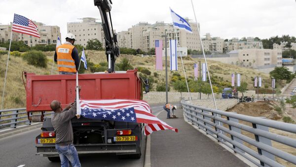 Рабочие устанавливают флаги Израиля и США вдоль дорог, ведущих к зданию консульства США в Иерусалиме - Sputnik Беларусь