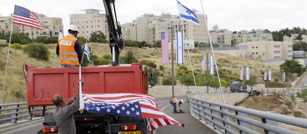 Рабочие устанавливают флаги Израиля и США вдоль дорог, ведущих к зданию консульства США в Иерусалиме Рабочие устанавливают флаги Израиля и США вдоль дорог, ведущих к зданию консульства США в Иерусалиме - Sputnik Беларусь
