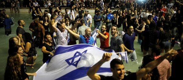 Израильские фанаты празднуют победу Нетты Барзилай на Евровидении - 2018 - Sputnik Беларусь