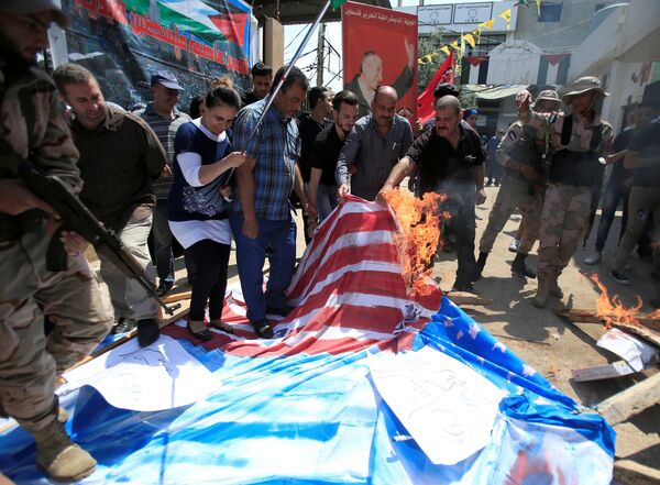 Палестинцы жгут флаги США в лагере беженцев Эйн эль-Хильве, расположенном неподалеку от города Сидон - Sputnik Беларусь
