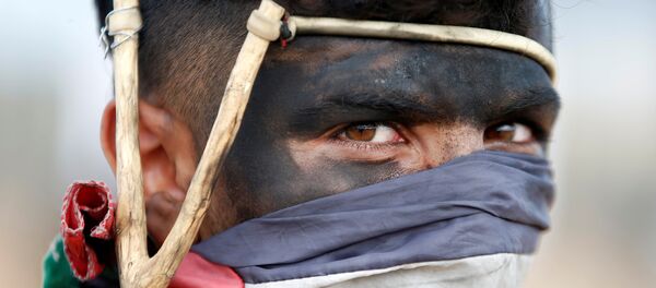 Палестинец с рогаткой в секторе Газа Палестинец с рогаткой в секторе Газа - Sputnik Беларусь