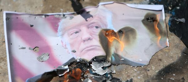 Палестинцы жгут фото президента США в лагере беженцев Эйн эль-Хильве, расположенном неподалеку от города Сидон - Sputnik Беларусь