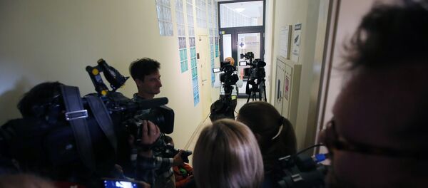 Журналисты у офиса РИА Новости Украина в Киеве, где СБУ проводит обыски - Sputnik Беларусь