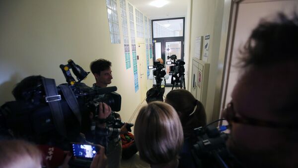 Журналисты у офиса РИА Новости Украина в Киеве, где СБУ проводит обыски - Sputnik Беларусь