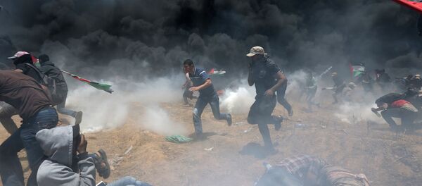 Палестинские демонстранты бегут во время протеста возле посольства США в Иерусалиме - Sputnik Беларусь