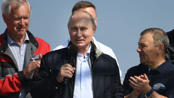 Президент РФ Владимир Путин выступает на митинге-концерте по случаю открытия автодорожной части Крымского моста - Sputnik Беларусь