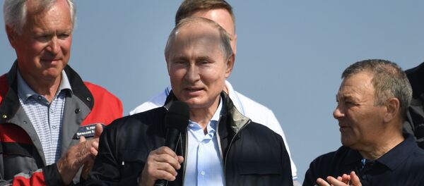 Прэзідэнт РФ Уладзімір Пуцін выступае на мітынгу-канцэрце з нагоды адкрыцця аўтадарожнай часткі Крымскага моста Прэзідэнт РФ Уладзімір Пуцін выступае на мітынгу-канцэрце з нагоды адкрыцця аўтадарожнай часткі Крымскага моста - Sputnik Беларусь