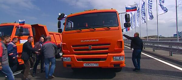 Путин проехал на КамАЗе по Крымскому мосту - Sputnik Беларусь