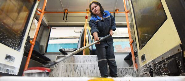 Троллейбус, в котором произошла резня при задержании беглеца из колонии, на мойке - Sputnik Беларусь