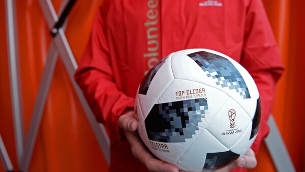 Волонтер держит официальный мяч чемпионата мира по футболу 2018 - Sputnik Беларусь
