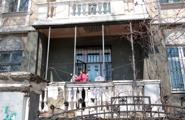 Центр города. Женщина развешивает белье на балконе старинной усадьбы. - Sputnik Беларусь