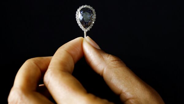 Редкий синий бриллиант продали на аукционе Sotheby's в Женеве за $6,7 млн - Sputnik Беларусь
