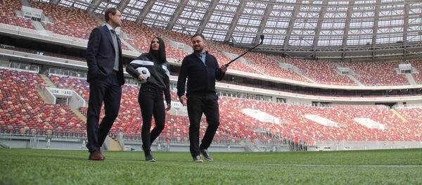 Олег Кононов, Марат и Анна на поле стадиона “Лужники” - Sputnik Беларусь