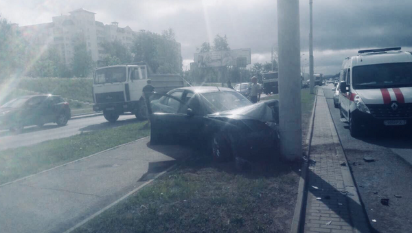 МАЗ выдавил легковушку в столб на Партизанском проспекте в Минске - Sputnik Беларусь