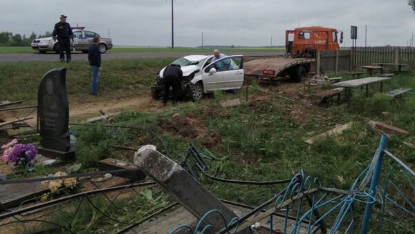 Женщина-водитель вылетела с трассы и приземлилась на кладбище - Sputnik Беларусь