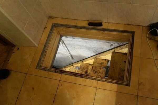 Подвал, в котором подросток прятал телу убитых приемной матери и бабушки - Sputnik Беларусь