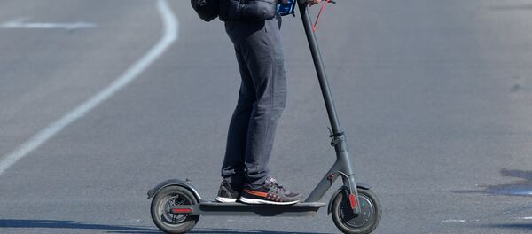 Мужчина на электросамокате - Sputnik Беларусь