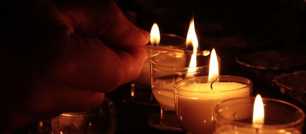 Человек зажигает свечи Человек зажигает свечи - Sputnik Беларусь