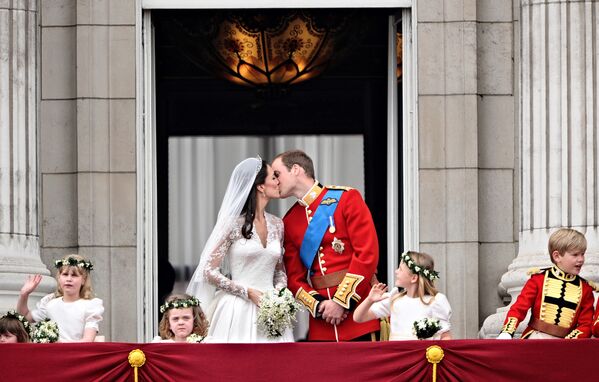 Принц Уильям и Кэтрин Миддлтон на балконе Букингемского дворца после свадебной церемонии 29 апреля 2011 года в Лондоне. - Sputnik Беларусь