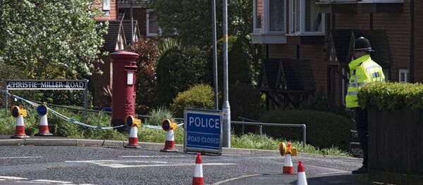 Сотрудник правоохранительных органов на улице Christie Miller Road в городе Солсбери графства Уилтшир в Великобритании. - Sputnik Беларусь