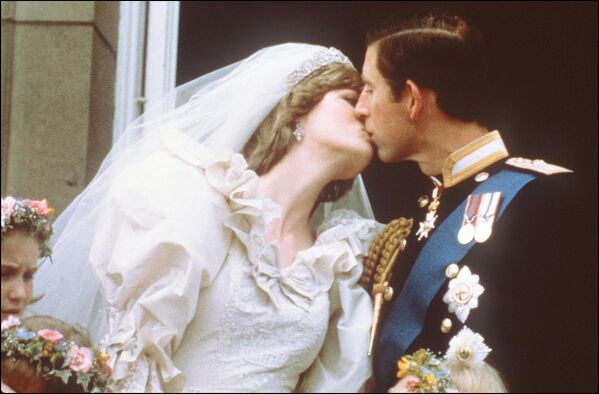 29 июля 1981 года двадцатилетняя Диана Спенсер вышла замуж за Чарльза, принца Уэльского, и стала принцессой Уэльской. - Sputnik Беларусь