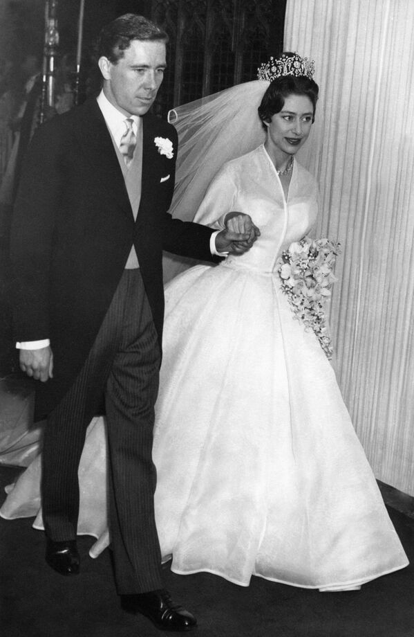 6 мая 1960 года принцесса Маргарет, младшая сестра Елизаветы II, сочеталась браком с Энтони Армстронг-Джонсом, фотографом, потомком мелкого валлийского дворянского рода, получившим титул графа Сноудон и виконта Линли. - Sputnik Беларусь