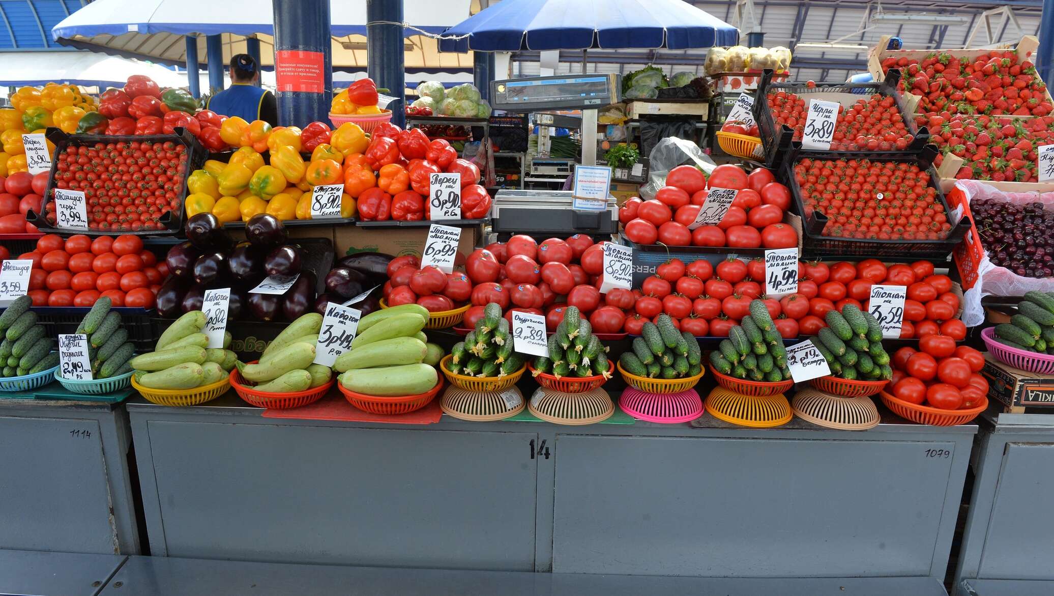 Рынок свежих овощей. Прилавок с овощами и фруктами. Прилавок с овощами и фруктами на рынке. Витрина овощи фрукты. Витрина с фруктами на рынке.