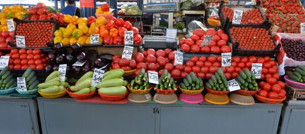 Прилавок с овощами на Комаровском рынке - Sputnik Беларусь