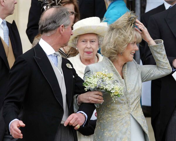 9 апреля 2005 года принц Чарльз женился во второй раз — на своей давней любовнице, отношения с которой поддерживал и до брака, и во время его — Камилле Паркер Боулз, урожденной Шанд. Церемония бракосочетания совершалась в гражданском, а не церковном порядке — впервые в истории британской королевской семьи. По браку с Чарльзом Камилла получила все его титулы, но предпочитает не использовать свой титул принцессы Уэльской во избежание неприятных ассоциаций с покойной принцессой Дианой. - Sputnik Беларусь