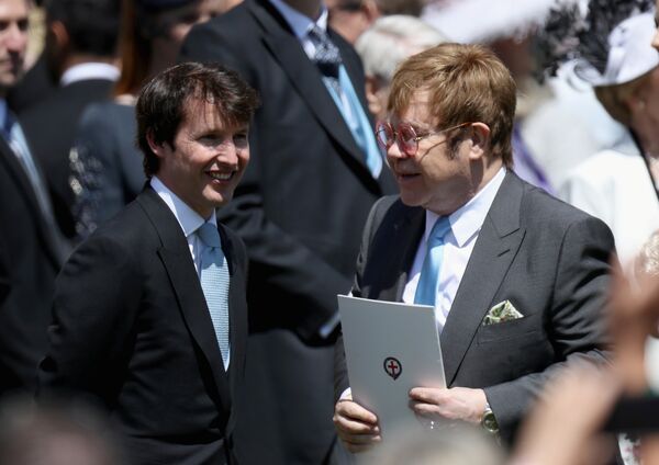 Музыканты Джеймс Блант (слева) и Элтон Джон на свадьбе принца Гарри - Sputnik Беларусь