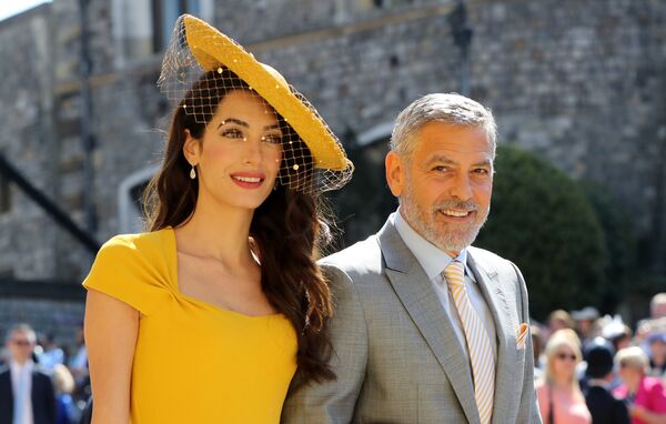 Американский актер Джордж Клуни с супругой Амаль на свадьбе принца Гарри - Sputnik Беларусь