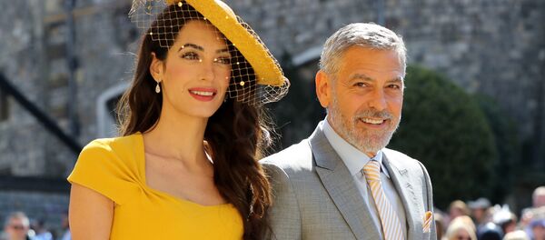 Американский актер Джордж Клуни с супругой Амаль на свадьбе принца Гарри - Sputnik Беларусь