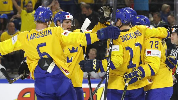 Сборная Швеции радуется победе над командой США в полуфинале ЧМ по хоккею - Sputnik Беларусь