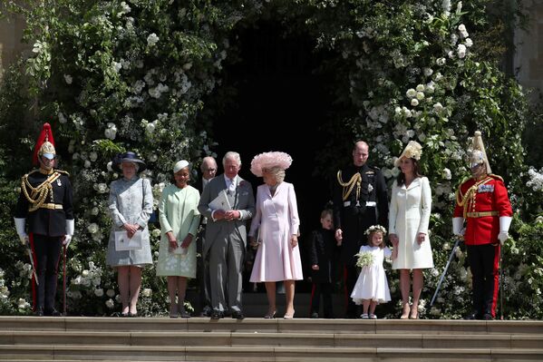 Мама невесты Дориа Редлан (слева в салатовом наряде), четырехлетний принц Джордж и трехлетняя принцесса Шарлотта с родителями принцем Уильямом и Кейт Миддлтон (справа). - Sputnik Беларусь