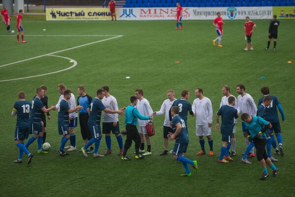 Команды приветствуют друг друга - Sputnik Беларусь