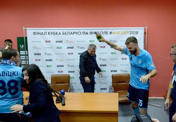 В шампанском искупались и присутствовавшие на пресс-конференции журналисты - Sputnik Беларусь