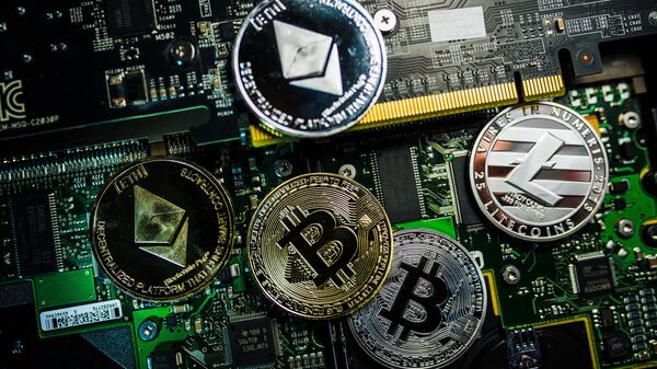 Сувенирные монеты с логотипами криптовалют Bitcoin, Litecoin и Ethereum - Sputnik Беларусь